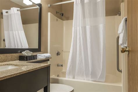 Bathroom in guest room | Quality Inn, Pittsburgh PA Hotels | Inn, Suites, Hotel