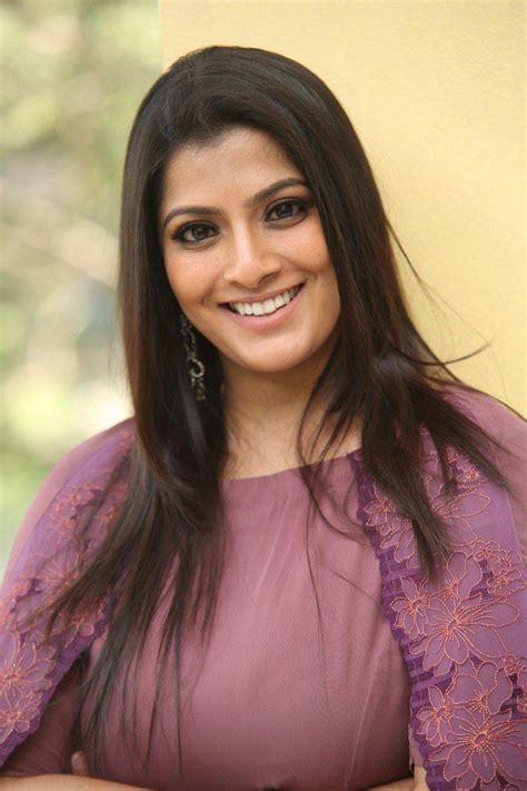 Varalaxmi Sarathkumar Age, Family, Husband, Movies, Biography - BREEZEMASTI