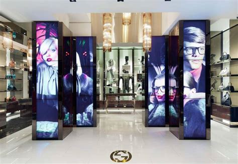 7 Uses Of Digital Signage In Retail Store - TechnologyHQ