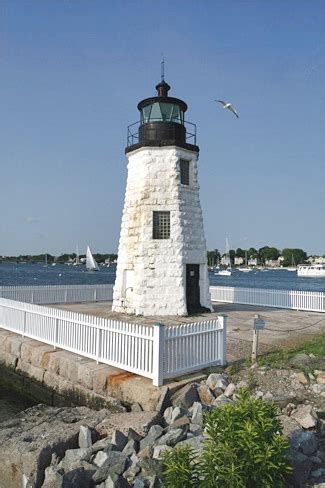 Newport Harbor (Goat Island) Lighthouse, Rhode Island at Lighthousefriends.com