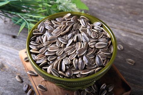 What Are the Dangers of Eating Too Many Sunflower Seeds? | livestrong