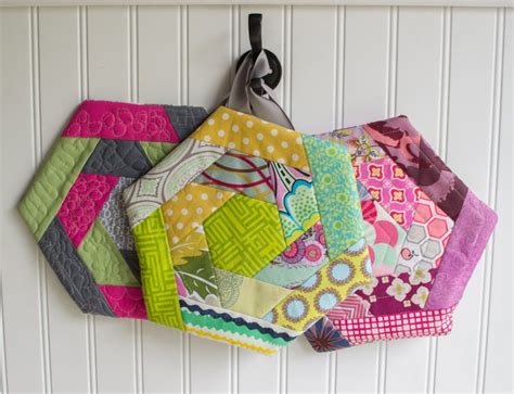 Free Tutorial - Log Cabin Hexi Potholders by Caroline