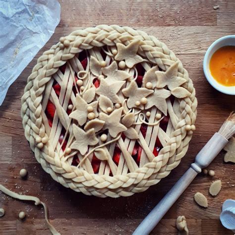 16 Decorative Pie Crusts That are (Almost) Too Pretty To Eat