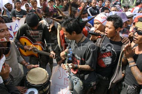 DEMO ANAK PUNK | ANTARA Foto