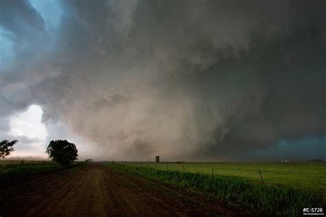 Violent EF5 wedge tornado at El Reno, Oklahoma at close range :: Storms ...