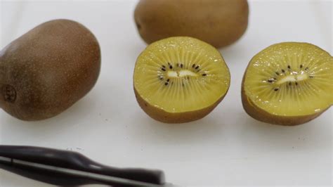 Kiwi Gold How to Eat It and Taste Test | Golden Kiwi