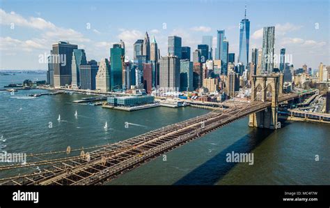 Il Ponte di Brooklyn e il centro cittadino di Skyline di Manhattan, New ...