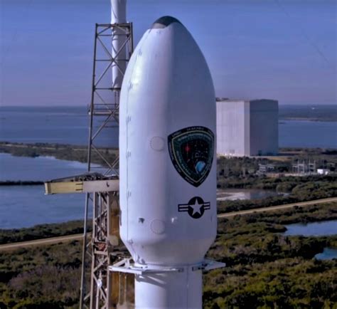 Falcon 9 B1054 fairing GPS III SV01 (SpaceX) - TESLARATI