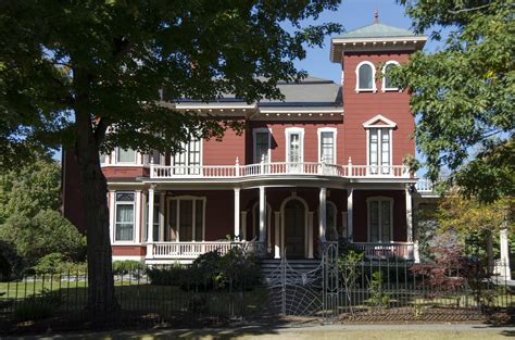 Stephen King's House in Bangor, Maine last fall [OC] [4884x3235] : r/ArchitecturePorn