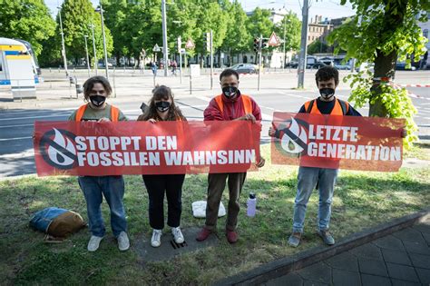 Letzte Generation in Leipzig: Klimaaktivisten kleben sich an Straße fest