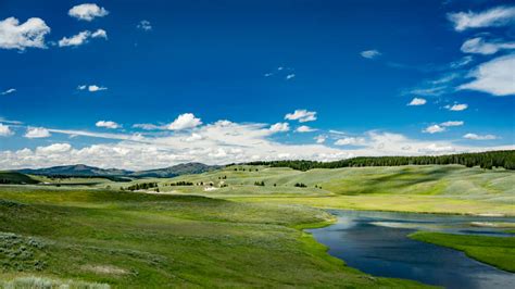 Visiting Hayden Valley in Yellowstone National Park - Parkcation