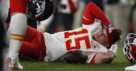 Patrick Mahomes is expected to miss 4-6 weeks with knee injury - Los Angeles Times