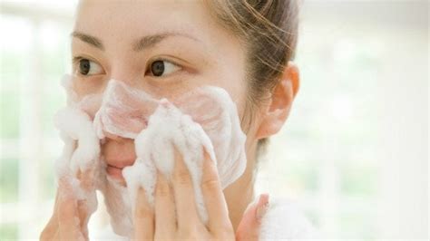 The Best Time of Day to Wash Your Face | Allure