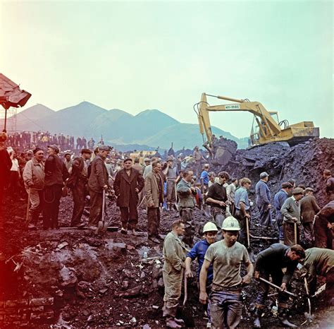 Huw Edwards pays tribute to victims of Aberfan tragedy which killed 116 children