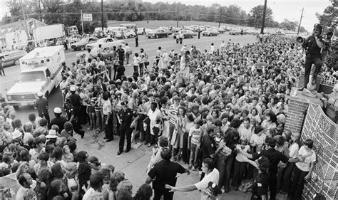 Elvis death: Griefstricken dad Vernon did something incredible after the funeral | Music ...