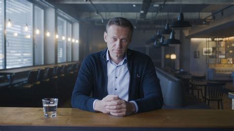 'Navalny' review: Documentary moves like a crackerjack thriller. - Los Angeles Times