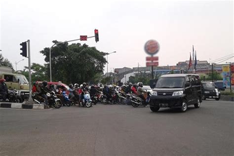 Satu Harapan: Carut-marut Persimpangan Lampu Merah di Jakarta Timur