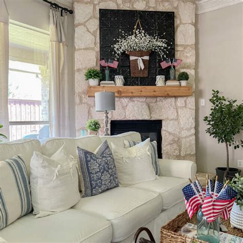 Look at these easy patriotic decor ideas using mini flags - County Road 407