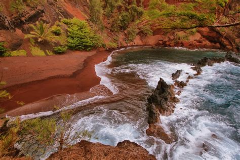 Kaihalulu red sand beach in east Maui island Hawaii – Viaggiatore.net