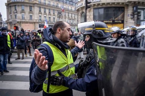 ‘Yellow Vest’ Protests Dwindle Amid Warnings and Concessions - The New York Times