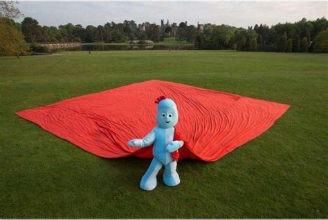 Iggle Piggle tries out new giant blanket for Guinness World Record attempt at Alton Towers ...