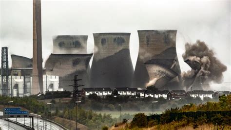 Four of the cooling towers at the record-breaking Ferrybridge Power ...