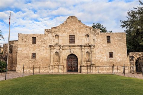 Mission San Antonio de Valero (The Alamo) - Texas Mission Guide