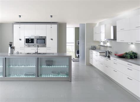 : Cuisine moderne blanche avec éclairage design