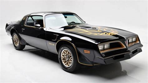 Siéntete un bandido con este Pontiac Firebird Trans Am de 1977