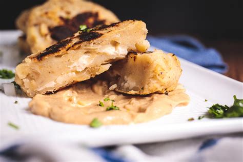 Llapingachos con Salsa de Mani: Vegan Ecuadorian Stuffed Potato Cakes ...