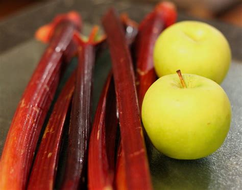 The Vegan Apprentice: Rhubarb and Apple Crumble