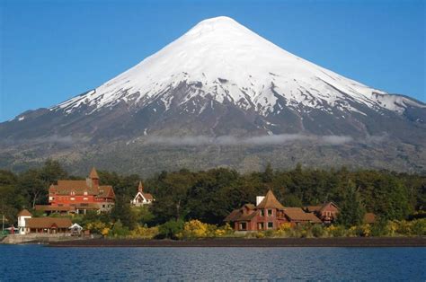 O Vulcão Osorno, com seu pico constantemente coberto de neve, pode ser ...