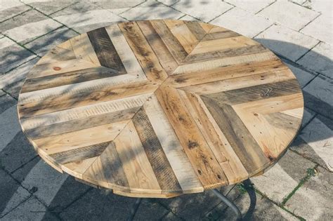 Round Top Table Made of Pallets - DIY | Wood patio table, Diy table top, Diy patio table