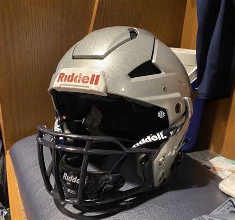 Looks like the new Riddell Axiom has hit the field. : r/FootballHelmets