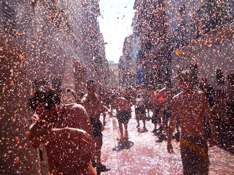 The "La Tomatina" Festival - Tomatoes, tomatoes and more tomatoes - Travel Blog