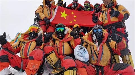 Chinese research expedition reaches Qomolangma summit