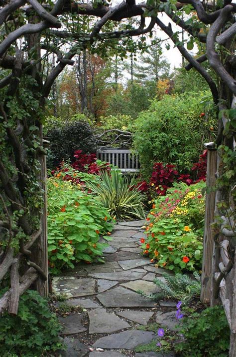 Beautiful Garden Paths Made of Natural Stone - Quiet Corner