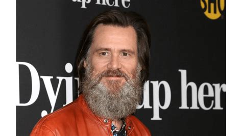 Jim Carrey lifts lid on beef with Tommy Lee Jones - 8 Days