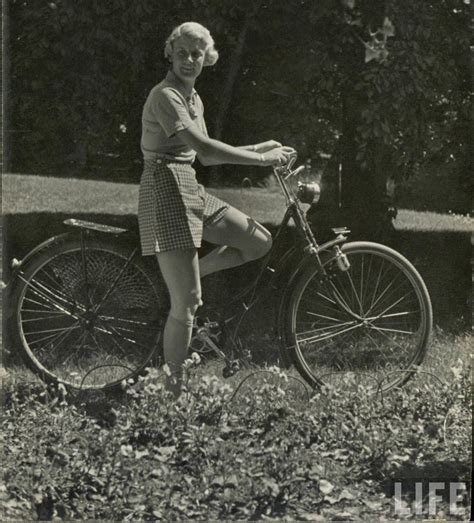 30 Interesting Vintage Photographs of Women Posing With Their Bicycles ...