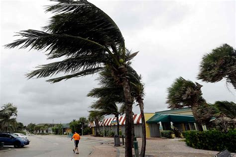 Hurricane Matthew Hits Florida, Causing an Estimated 400,000 Power Outages