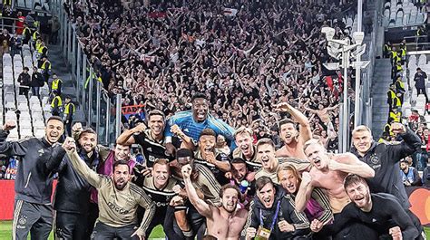 AJAX FANS & PLAYERS CELEBRATING IN JUVE STADIUM | JUVE 1 : 2 AJAX - Ultras Life