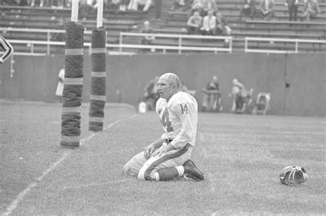 Y.A. Tittle dead: NFL legend, Football Hall of Fame quarterback dies at 90 - syracuse.com