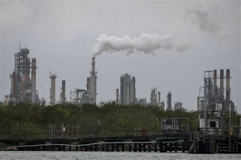 Texas Oil Refineries Shut as Winter Storm Hits US Energy Sector