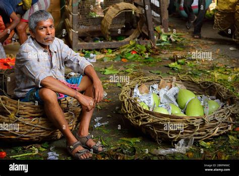 Sealdah market hi-res stock photography and images - Alamy