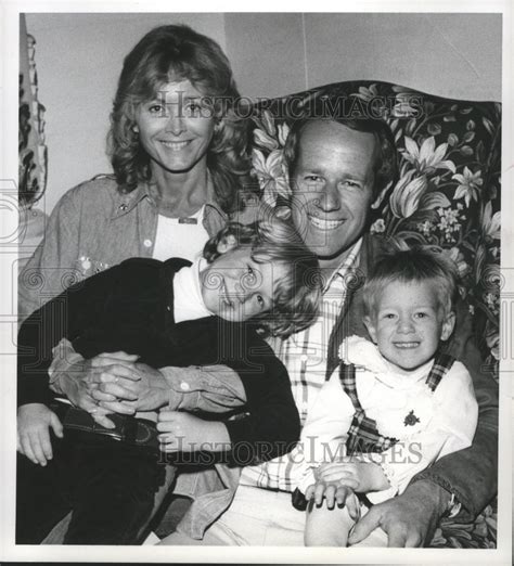 1976 Mike and Judy Farrell with their two kids - Historic Images