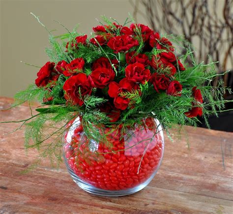 Valentine's Arrangement Using Carnations And Cinamon Hearts | Простые цветочные композиции ...