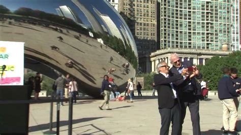 Creator of "the Bean" visits sculpture, takes selfie - ABC7 Chicago