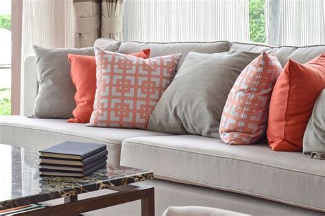 35 Sofa Throw Pillow Examples (Sofa Décor Guide) | Cushions on sofa ...