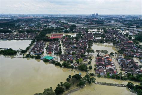 Nearly 9,000 evacuated after floods hit 7 states in Malaysia | World ...