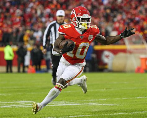 WATCH: Chiefs' Tyreek Hill burns Buccaneers on 75-yard TD catch